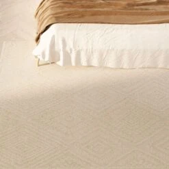 Warm White Tufted Diamond Rug - Elino -Kukoon Rugs Store Ashbee elino bedroom close up