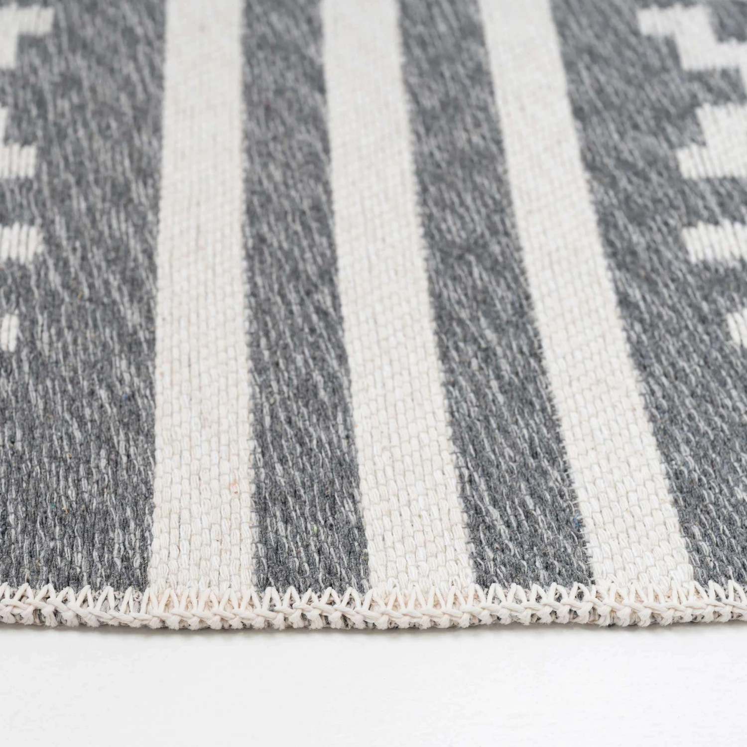 Reversible Recycled Cotton Grey Aztec Motif Rug - Sian 8 Reversible Recycled Cotton Grey Aztec Motif Rug - Sian - Image 6